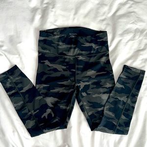 ATHLETA Ultimate Camo 7/8 Tight S